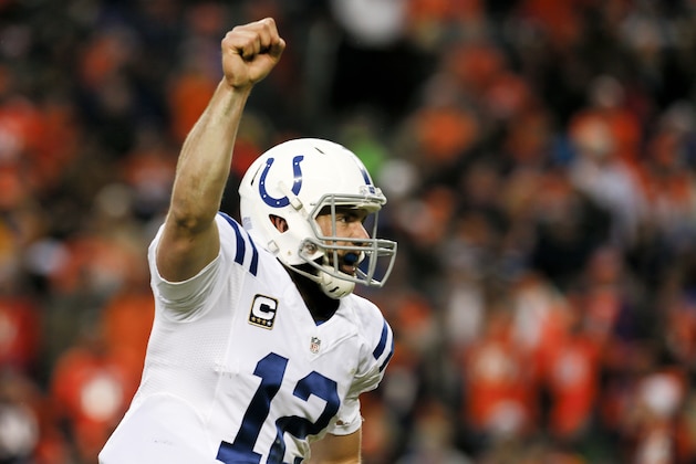 El quarterback Andrew Luck de los Colts de Indianápolis tras lanzar un pase de tochdown contra los Broncos de Denver en el segundo tiempo del partido de playoffs de la NFL, el domingo 11 de enero de 2015. (AP Foto/Joe Mahoney)