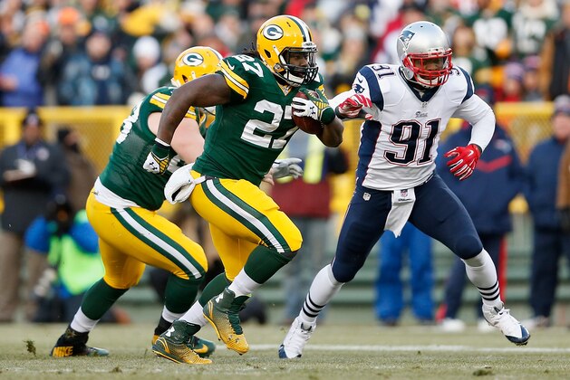 GREEN BAY, WI - NOVEMBER 30:  Running back Eddie Lacy #27 of the Green Bay Packers rushes the football during the NFL game against the New England Patriots at Lambeau Field on November 30, 2014 in Green Bay, Wisconsin. The Packers defeated the Patriots 26-21.  (Photo by Christian Petersen/Getty Images)
