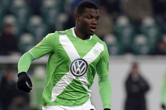 Wolfsburg's Junior Malanda plays the ball during the Europa League Group H soccer match between VfL Wolfsburg and Everton FC at the Volkswagen Arena stadium in Wolfsburg, Germany, Thursday, Nov. 27, 2014. Everton defeated Wolfsburg by 2-0.(AP Photo/Michael Sohn)
