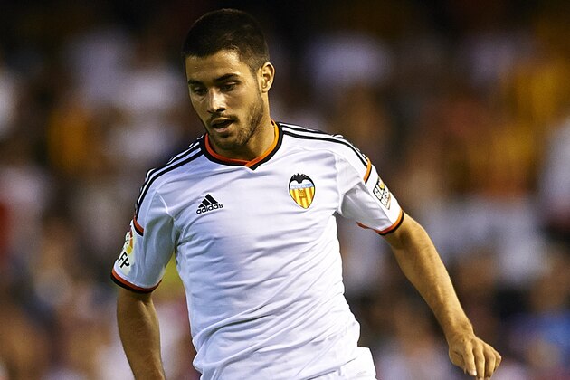VALENCIA, SPAIN - AUGUST 29:  Carles Gil of Valencia runs with the ball during the La Liga match between Valencia CF and Malaga CF at Estadi de Mestalla on August 29, 2014 in Valencia, Spain.  (Photo by Manuel Queimadelos Alonso/Getty Images)
