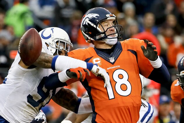El linebacker de los Colts de Indianápolis Jonathan Newsome, izquierda, provoca que el quarterback Peyton Manning de los Broncos de Denver pierda el balón en partido de los playoffs de la NFL, el domingo 11 de enero de 2015. (AP Foto/Jack Dempsey) El linebacker de los Colts de Indianápolis Jonathan Newsome, izquierda, provoca que el quarterback Peyton Manning de los Broncos de Denver pierda el balón en partido de los playoffs de la NFL, el domingo 11 de enero de 2015. (AP Foto/Jack Dempsey)