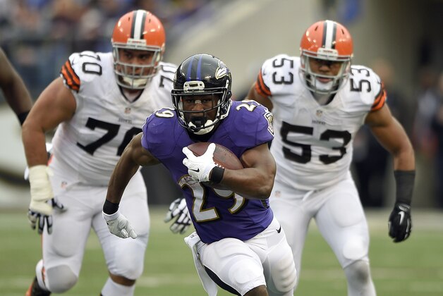 Baltimore Ravens running back Justin Forsett, center, rushes past Cleveland Browns defensive tackle Sione Fua, back left, and inside linebacker Craig Robertson in the first half of an NFL football game, Sunday, Dec. 28, 2014, in Baltimore. (AP Photo/Nick Wass)