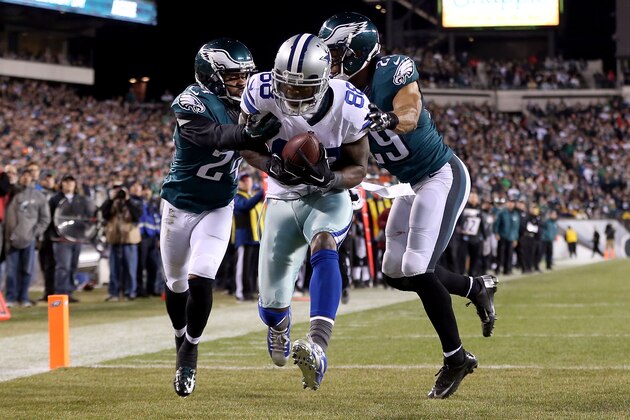 PHILADELPHIA, PA - DECEMBER 14:  Dez Bryant #88 of the Dallas Cowboys catches a touchdown pass against Bradley Fletcher #24 and Nate Allen #29 of the Philadelphia Eagles at Lincoln Financial Field on December 14, 2014 in Philadelphia, Pennsylvania.  (Photo by Mitchell Leff/Getty Images)