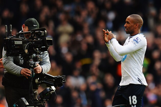 LONDON, ENGLAND - FEBRUARY 09:  Jermain Defoe of Tottenham Hotspur applauds the crowd at the end of his final home game before joining Toronto FC following the Barclays Premier League match between Tottenham Hotspur and Everton at White Hart Lane on February 9, 2014 in London, England.  (Photo by Shaun Botterill/Getty Images)