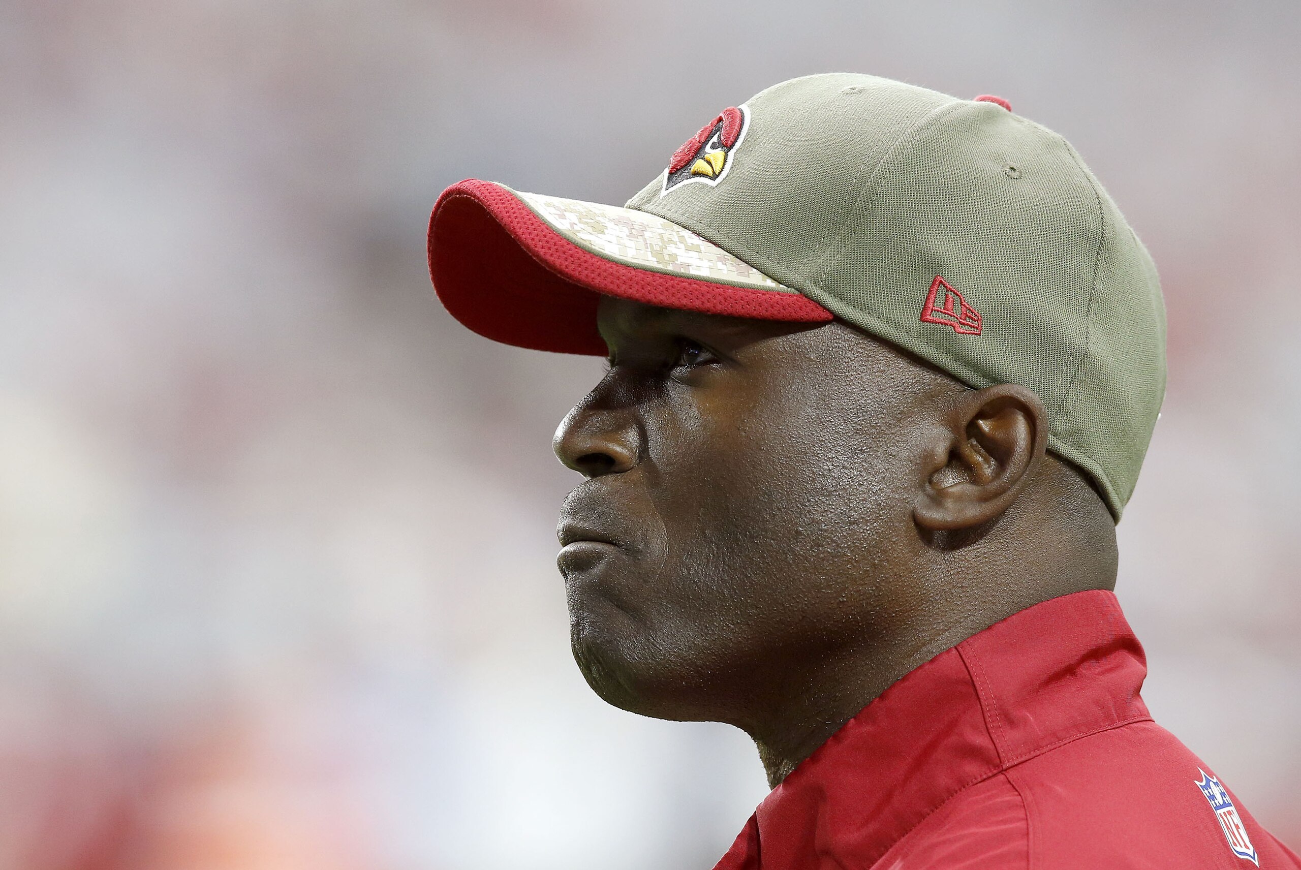 El coordinador defensivo de los Cardinals de Arizona, Todd Bowles, observa un calentamiento antes de un partido el 9 de noviembre de 2014, en Glendale, Arizona. Bowles tiene un pacto para ser el nuevo entrenador de los Jets, se informó el 13 de enero de 2015. (AP Photo/Ross D. Franklin, File)