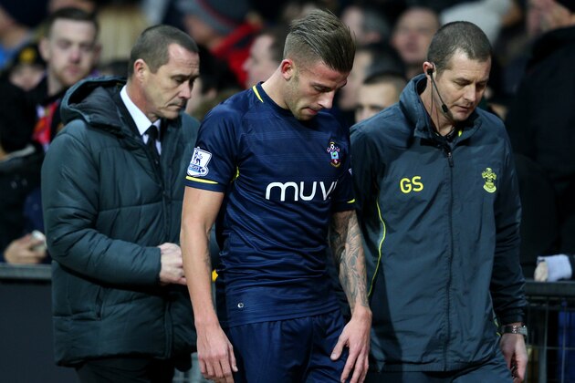 MANCHESTER, ENGLAND - JANUARY 11:  Toby Alderweireld of Southampton leaves the pitch after receiving treatment for an injury during the Barclays Premier League match between Manchester United and Southampton at Old Trafford on January 11, 2015 in Manchester, England.  (Photo by Clive Mason/Getty Images)