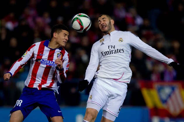 MADRID, SPAIN - JANUARY 07: Ruben Mesa of Atletico de Madrid wins the header before Karim Benzema of Real Madrid CF during the Copa del Rey Round of 16  first leg match between Club Atletico de Madrid and Real Madrid CF at Vicente Calderon Stadium on January 7, 2015 in Madrid, Spain.  (Photo by Gonzalo Arroyo Moreno/Getty Images)