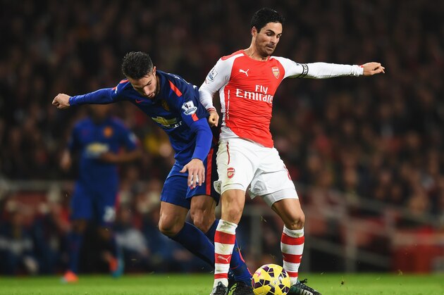 LONDON, ENGLAND - NOVEMBER 22: Mikel Arteta of Arsenal is tackled by Robin van Persie of Manchester United during the Barclays Premier League match between Arsenal and Manchester United at Emirates Stadium on November 22, 2014 in London, England.  (Photo by Michael Regan/Getty Images)