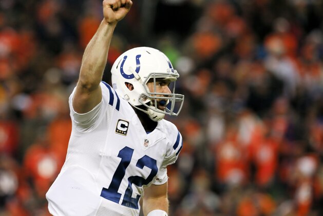 El quarterback Andrew Luck de los Colts de Indianápolis tras lanzar un pase de tochdown contra los Broncos de Denver en el segundo tiempo del partido de playoffs de la NFL, el domingo 11 de enero de 2015. (AP Foto/Joe Mahoney)