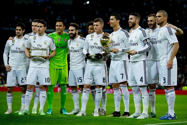 MADRID, SPAIN - JANUARY 15:  Cristiano Ronaldo of Real Madrid CF poses with his third Golden Ball for a picture surrounded by his teammates prior to start the Copa del Rey Round of 16 second leg match between Real Madrid CF and Club Atletico de Madrid at Estadio Santiago Bernabeu on January 15, 2015 in Madrid, Spain.  (Photo by Gonzalo Arroyo Moreno/Getty Images)