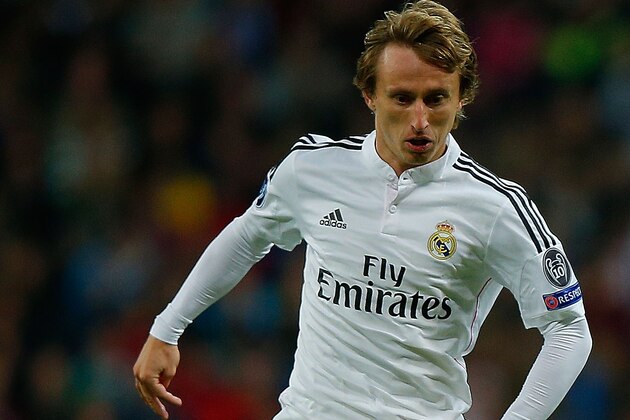 MADRID, SPAIN - NOVEMBER 04: Luka Modric of Real Madrid CF controls the ball during the UEFA Champions League Group B match between Real Madrid CF and Liverpool FC at Estadio Santiago Bernabeu on November 4, 2014 in Madrid, Spain.  (Photo by Gonzalo Arroyo Moreno/Getty Images)