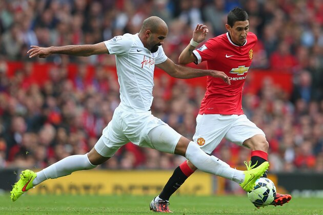 MANCHESTER, ENGLAND - SEPTEMBER 14:  Leroy Fer of QPR challenges Angel Di Maria of Manchester United during the Barclays Premier League match between Manchester United and Queens Park Rangers at Old Trafford on September 14, 2014 in Manchester, England.  (Photo by Alex Livesey/Getty Images)