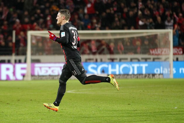 Bayern's Bastian Schweinsteiger celebrates his side's equalizing goal during the German first division Bundesliga soccer match between FSV Mainz 05 and Bayern Munich in Mainz, Germany, Friday, Dec.19, 2014. (AP Photo/Michael Probst)