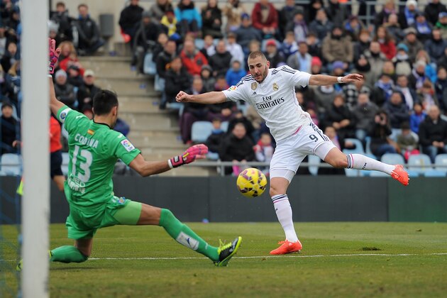 GETAFE, SPAIN - JANUARY 18:  Karim Benzema of Real Madrid shoots past  Jordi Codina of Getafe CF during the La Liga match between Getafe CF and Real Madrid CF at Coliseum Alfonso Perez stadium on January 18, 2015 in Getafe, Spain.  (Photo by Denis Doyle/Getty Images)