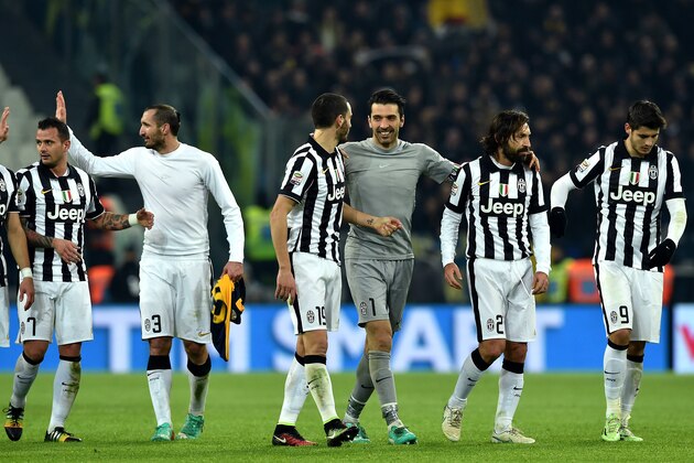 TURIN, ITALY - JANUARY 18:  Players of Juventus FC celebrate victory at  the end of the Serie A match between Juventus FC and Hellas Verona FC at Juventus Arena on January 18, 2015 in Turin, Italy.  (Photo by Valerio Pennicino/Getty Images)