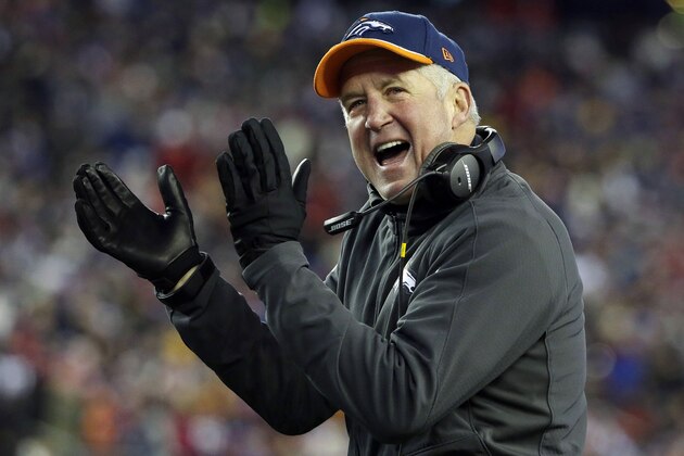 Foto de archivo del 2 de noviembre de 2014 en la que aparece el entrenador John Fox, entonces al mando de los Broncos de Denver. Fox alcanzó un acuerdo para dirigir a los Bears de Chicago, el viernes 16 de enero de 2015. (AP Foto/Steven Senne, Archivo)