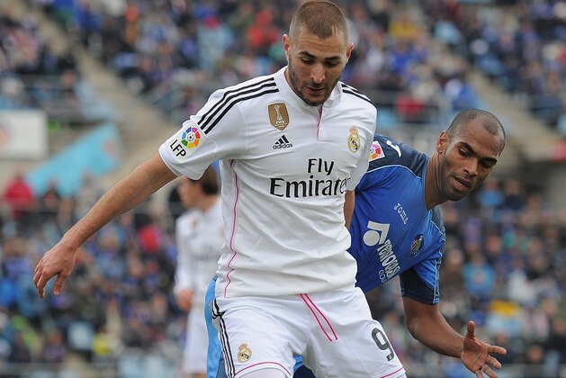 GETAFE, SPAIN - JANUARY 18: Karim Benzema of Real Madrid fends off  Ronaldo 'Naldo' Aparecido of Getafe CF during the La Liga match between Getafe CF and Real Madrid CF at Coliseum Alfonso Perez stadium on January 18, 2015 in Getafe, Spain.  (Photo by Denis Doyle/Getty Images)