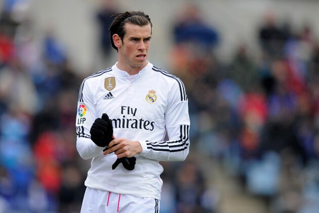 GETAFE, SPAIN - JANUARY 18:  Gareth Bale of Real Madrid puts on his gloves during the La Liga match between Getafe CF and Real Madrid CF at Coliseum Alfonso Perez stadium on January 18, 2015 in Getafe, Spain.  (Photo by Denis Doyle/Getty Images)