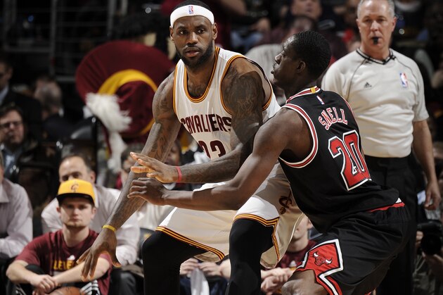 CLEVELAND, OH - JANUARY 19:  LeBron James #23 of the Cleveland Cavaliers handles the ball against Tony Snell #20 of the Chicago Bulls on January 19, 2015 at The Quicken Loans Arena in Cleveland, Ohio. NOTE TO USER: User expressly acknowledges and agrees that, by downloading and or using this Photograph, user is consenting to the terms and conditions of the Getty Images License Agreement. Mandatory Copyright Notice: Copyright 2015 NBAE (Photo by David Liam Kyle/NBAE via Getty Images)
