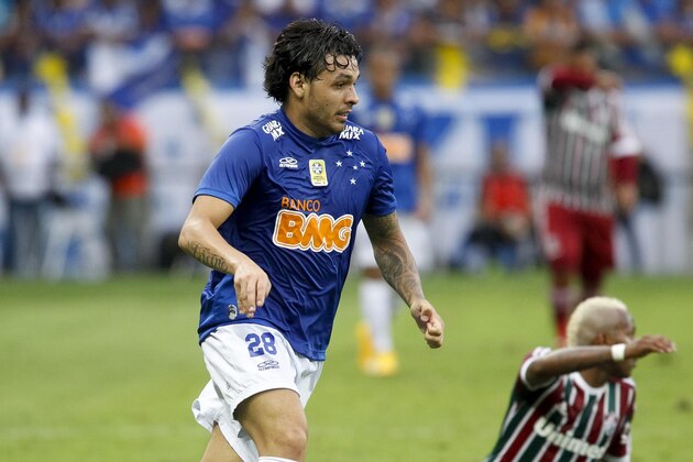 BELO HORIZONTE, BRAZIL - DECEMBER 07: Ricardo Goulart #28 of Cruzeiro in action during a match between Cruzeiro and Fluminense as part of Brasileirao Series A 2014 at Mineirao Stadium on December 07, 2014 in Belo Horizonte, Brazil. (Photo by Washington Alves/Getty Images)