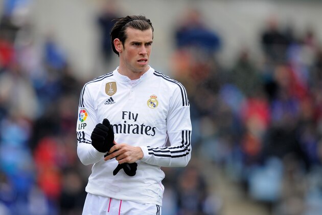 GETAFE, SPAIN - JANUARY 18:  Gareth Bale of Real Madrid puts on his gloves during the La Liga match between Getafe CF and Real Madrid CF at Coliseum Alfonso Perez stadium on January 18, 2015 in Getafe, Spain.  (Photo by Denis Doyle/Getty Images)