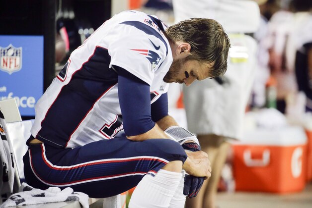 Tom Brady, quarterback de los Patriots de Nueva Inglaterra, se sienta cabizbajo en el banquillo durante el último cuarto del partido del lunes 29 de septiembre de 2014, una paliza ante los Chiefs de Kansas City (AP Foto/Charlie Riedel)