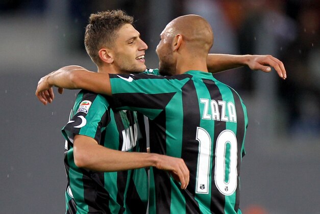 ROME, ITALY - NOVEMBER 10:  Domenico Berardi (L) with his team-mate Simone Zaza of US Sassuolo celebrate after scoring the first goal during the Serie A match between AS Roma and US Sassuolo Calcio at Stadio Olimpico on November 10, 2013 in Rome, Italy.  (Photo by Paolo Bruno/Getty Images)