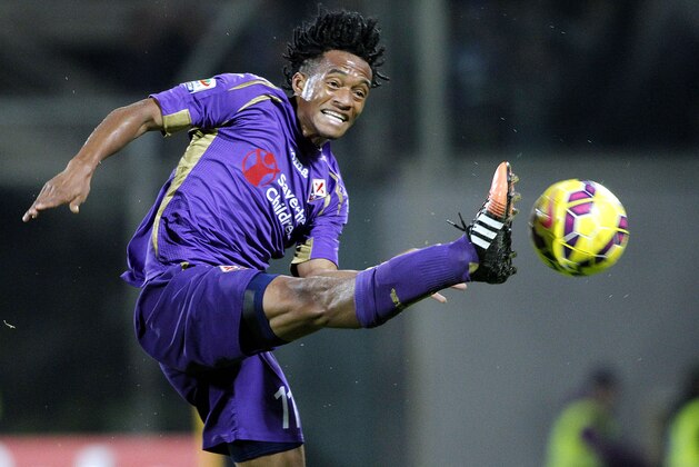 Fiorentina's Cuadrado tries an acrobatic kick during a Serie A soccer match at the Artemio Franchi stadium in Florence, Italy , Friday Dec. 5  2014. (AP Photo/Fabrizio Giovannozzi)