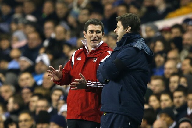 Tottenham’s manager Mauricio Pochettino, right talks to Sheffield United’s manager Nigel Clough during their English League Cup semifinal 1st leg soccer match between Tottenham Hotspur and Sheffield United, at the White Hart Lane stadium in London, Wednesday, Jan. 21, 2015. (AP Photo/Alastair Grant)