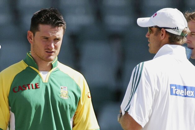 JOHANNESBURG, SOUTH AFRICA - APRIL 04:  Justin Langer (L) and Matthew Hayden (R) of Australia chat with Graeme Smith of South Africa before day five of the Third Test between South Africa and Australia played at Wanderers Stadium on April 4, 2006 in Johannesburg, South Africa.  (Photo by Hamish Blair/Getty Images)