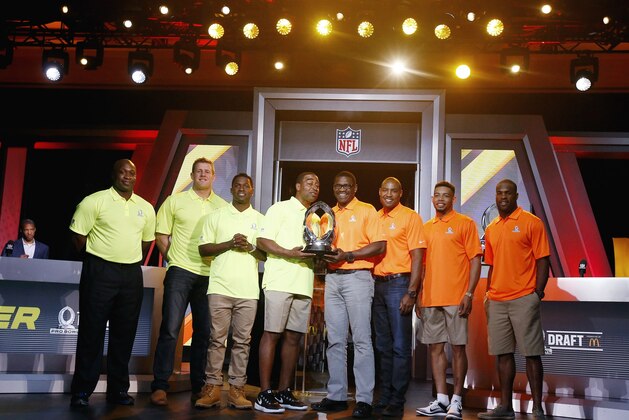 From left, John Randle, NFL Hall of Fame member and Team Carter Pro Bowl Alumni Co-Captain, Houston Texans Pro Bowl player J.J. Watt, Pittsburgh Steelers Pro Bowl player Antonio Brown, Cris Carter, NFL Hall of Fame member and Team Carter Pro Bowl Alumni Captain, Michael Irvin, NFL Hall of Fame member and Team Irvin Pro Bowl Alumni Captain, Darren Woodson, NFL Hall of Fame member and Team Irvin Pro Bowl Alumni Co-Captain, Cleveland Browns Pro Bowl player Joe Haden, and Dallas Cowboys Pro Bowl player DeMarco Murray, pose for photographers with the Pro Bowl Trophy during the Pro Bowl Kickoff news conference Tuesday, Jan. 20, 2015, in Phoenix. (AP Photo/Ross D. Franklin)