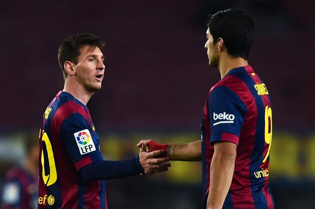 BARCELONA, SPAIN - JANUARY 08:  Lionel Messi of FC Barcelona shakes hands with his teammate Luis Suarez of FC Barcelona at the end of the Copa del Rey Round of 16 First Leg match between FC Barcelona and Elche CF at Camp Nou on January 8, 2015 in Barcelona, Spain.  (Photo by David Ramos/Getty Images)