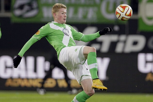 Wolfsburg's Kevin De Bruyne plays the ball during the Europa League Group H soccer match between VfL Wolfsburg and Everton FC at the Volkswagen Arena stadium in Wolfsburg, Germany, Thursday, Nov. 27, 2014. Everton defeated Wolfsburg by 2-0.(AP Photo/Michael Sohn)