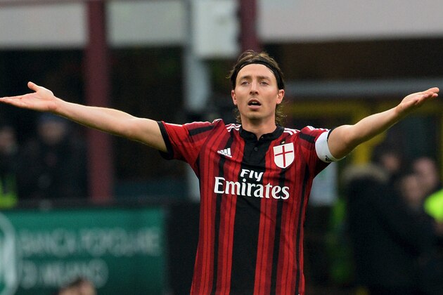 MILAN, ITALY - JANUARY 18:  Riccardo Montolivo of AC Milan gesticulates during  the Serie A match between AC Milan and Atalanta BC at Stadio Giuseppe Meazza on January 18, 2015 in Milan, Italy.  (Photo by Pier Marco Tacca/Getty Images)