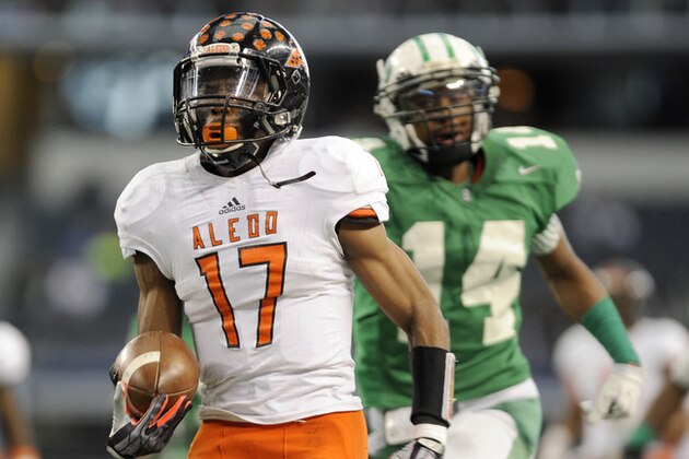 Aledo's Ryan Newsome (17) runs upfield for a second-half touchdown touchdown past Brenham's Courtland Sutton (14) during a UIL Class 4A Division II high school football championship game on Saturday Dec. 21, 2013, in Arlington, Texas. Aledo won 38-10. (AP Photo/Matt Strasen)