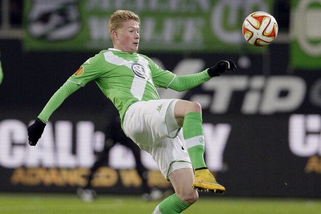 Wolfsburg's Kevin De Bruyne plays the ball during the Europa League Group H soccer match between VfL Wolfsburg and Everton FC at the Volkswagen Arena stadium in Wolfsburg, Germany, Thursday, Nov. 27, 2014. Everton defeated Wolfsburg by 2-0.(AP Photo/Michael Sohn)