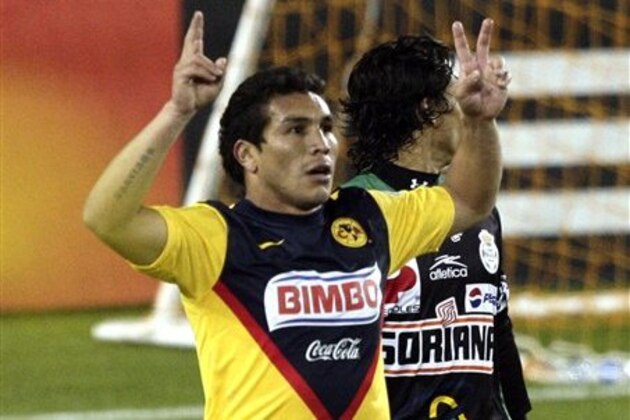 El atacante del América Salvador Cabañas celebra tras marcar de penal en un partido ante Santos Laguna por el torneo Interliga, el sábado 2 de diciembre de 2010. (AP Photo/Bob Levey)