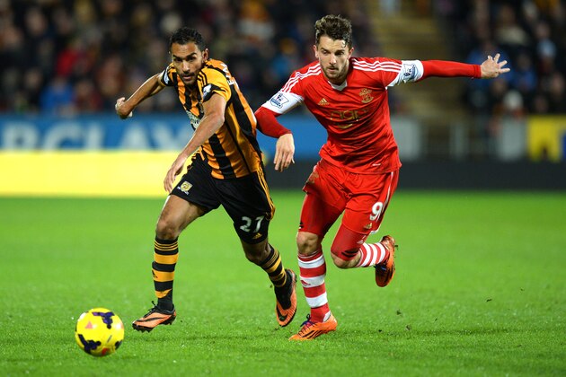 HULL, ENGLAND - FEBRUARY 11:  Ahmed Elmohamady of Hull City and Jay Rodriguez of Southampton battle for the ball during the Barclays Premier League match between Hull City and Southampton at the KC Stadium on February 11, 2014 in Hull, England.  (Photo by Gareth Copley/Getty Images)