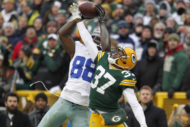 Dallas Cowboys wide receiver Dez Bryant (88) catches a pass against Green Bay Packers cornerback Sam Shields (37) during the second half of an NFL divisional playoff football game Sunday, Jan. 11, 2015, in Green Bay, Wis. The play was reversed. The Packers won 26-21. (AP Photo/Matt Ludtke)