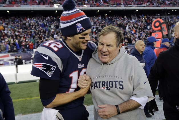 Tom Brady, de los Patriots de Nueva Inglaterra, celebra con su entrenador Bill Belichick tras vencer a los Dolphins de MIami el domingo 14 de diciembre de 2014 (AP Foto/Charles Krupa)