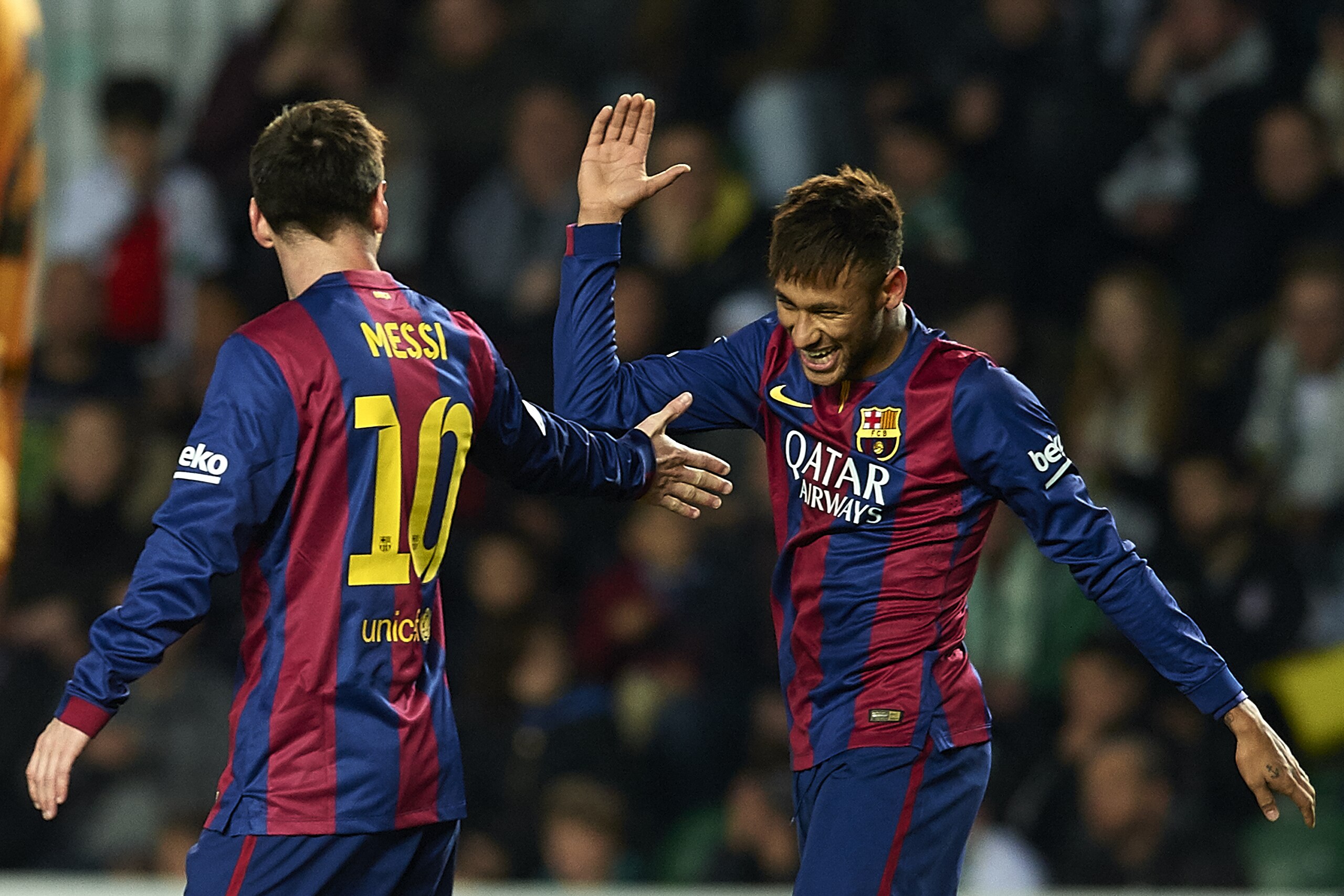 ELCHE, SPAIN - JANUARY 24:  Neymar JR of Barcelona celebrate scoring with his teammate Lionel Messi during the La Liga match between Elche FC and FC Barcelona at Estadio Manuel Martinez Valero on January 24, 2015 in Elche, Spain.  (Photo by Manuel Queimadelos Alonso/Getty Images)