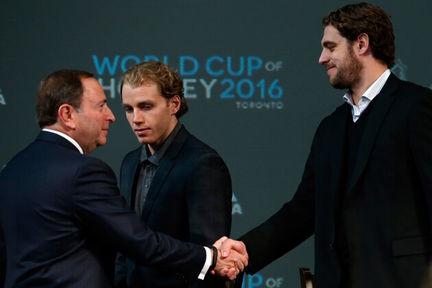 COLUMBUS, OH - JANUARY 24:  NHL Commissioner Gary Bettman shakes hands with Anze Kopitar #11 of the Los Angeles Kings and Team Foligno during a press conference for the 2015 NHL All-Star Weeknd at the Nationwide Arena on January 24, 2015 in Columbus, Ohio.  (Photo by Gregory Shamus/Getty Images)
