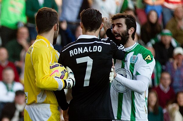 CORDOBA, SPAIN - JANUARY 24: Cristiano Ronaldo (2nd L) of Real Madrid CF reacts next to Jose Angel Crespo (R) of Cordoba CF beside his teammate, goalkeeper Juan Carlos Martin (L), shortly before being shown the red card by referee Hernandez Hernandez during the La Liga match between Cordoba CF and Real Madrid CF at El Arcangel stadium on January 24, 2015 in Cordoba, Spain.  (Photo by Gonzalo Arroyo Moreno/Getty Images)