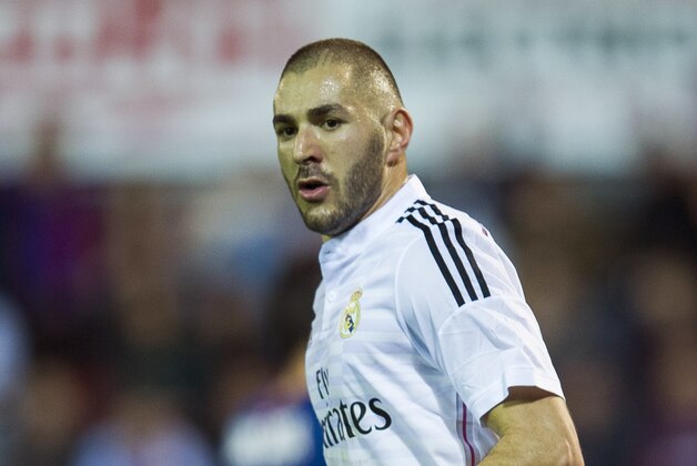 EIBAR, SPAIN - NOVEMBER 22:  Karim Benzema of Real Madrid celebrates after scoring during the La Liga match between SD Eibar and Real Madrid at Ipurua Municipal Stadium on November 22, 2014 in Eibar, Spain.  (Photo by Juan Manuel Serrano Arce/Getty Images)