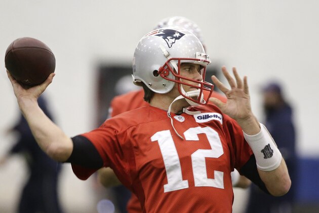 Tom Brady, quarterback de los Patriots de Nueva Inglaterra, lanza un pase durante un entrenamiento, el domingo 25 de enero de 2015, en Foxborough, Massachusetts (AP Foto/Steven Senne)