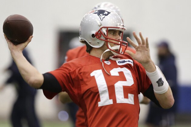 Tom Brady, quarterback de los Patriots de Nueva Inglaterra, lanza un pase durante un entrenamiento, el domingo 25 de enero de 2015, en Foxborough, Massachusetts (AP Foto/Steven Senne)