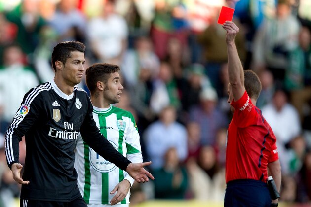 CORDOBA, SPAIN - JANUARY 24: Referee Hernandez Hernandez (L) shows the red card to Cristiano Ronaldo (L) of Real Madrid CF during the La Liga match between Cordoba CF and Real Madrid CF at El Arcangel stadium on January 24, 2015 in Cordoba, Spain.  (Photo by Gonzalo Arroyo Moreno/Getty Images)