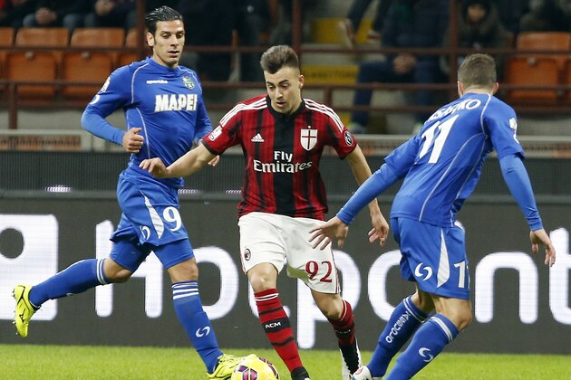 AC Milan's Stephan El Shaarawy, center, dribbles past Sassuolo’s Sime Vrsaljko, right, and Sassuolo’s Sergio Floccari during the Italian Cup soccer match between AC Milan and Sassuolo at the San Siro stadium in Milan, Italy, Tuesday, Jan. 13, 2015. (AP Photo/Antonio Calanni)