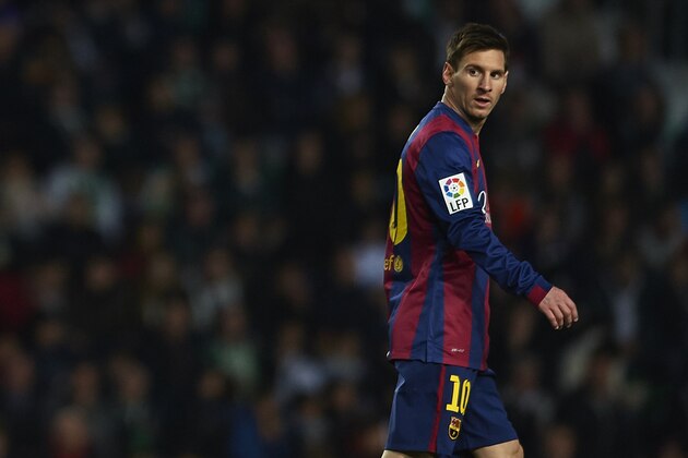 ELCHE, SPAIN - JANUARY 24:  Lionel Messi of Barcelona looks on during the La Liga match between Elche FC and FC Barcelona at Estadio Manuel Martinez Valero on January 24, 2015 in Elche, Spain.  (Photo by Manuel Queimadelos Alonso/Getty Images)