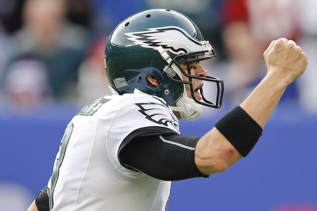 Mark Sánchez, de los Eagles de Filadelfia, festeja luego de lanzar un pase de anotación a Brent Celek en el partido del domingo 28 de diciembre de 2014, frente a los Giants de Nueva York (AP Foto/Julio Cortez)
